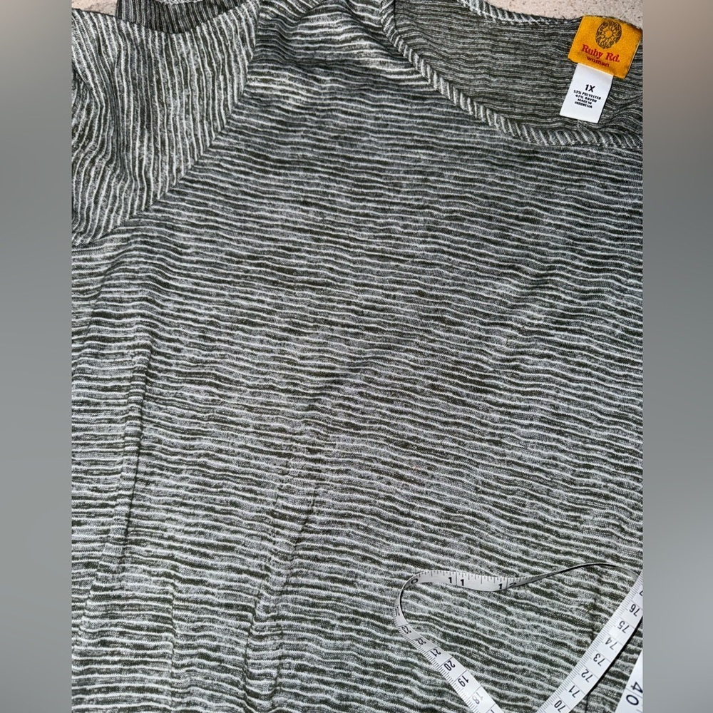 Ruby Rd. Green and White Short Sleeve Top - Picture 4 of 4